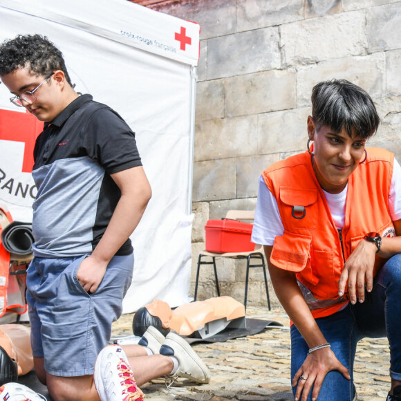 Initiation publique aux premiers secours avec Adriana Karembeu , ambassadrice de la Croix-Rouge, pour la Journée mondiale des premiers secours place du palais à Avignon le 10 septembre 2022. © Jean-René Santini / Bestimage 