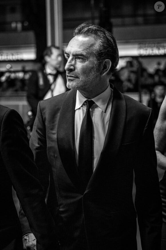 Exclusif - Jean Dujardin - Arrivées à la montée des marches du film "Novembre" lors du 75ème Festival International du Film de Cannes. Le 22 mai 2022 © Unique Agency / Bestimage