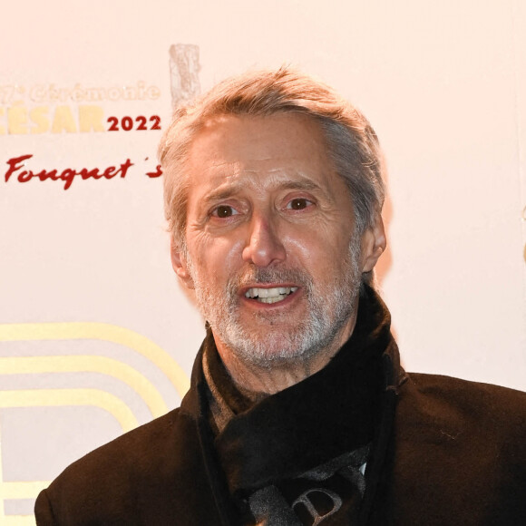 Antoine de Caunes (habillé en Dior Homme) - Photocall au Fouquet's après la 47ème cérémonie des César à Paris le 26 février 2022. © Coadic Guirec / Bestimage