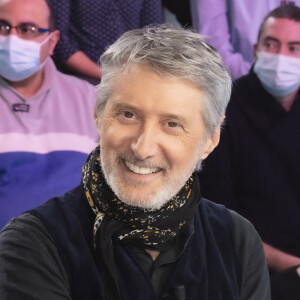 Exclusif - Antoine De Caunes - Emission TPMP (Touche Pas à Mon Poste) présentée en direct par C.Hanouna le 21 février 2022 en direct sur C8 - Paris le 21 février 2022 © Jack Tribeca / Bestimage