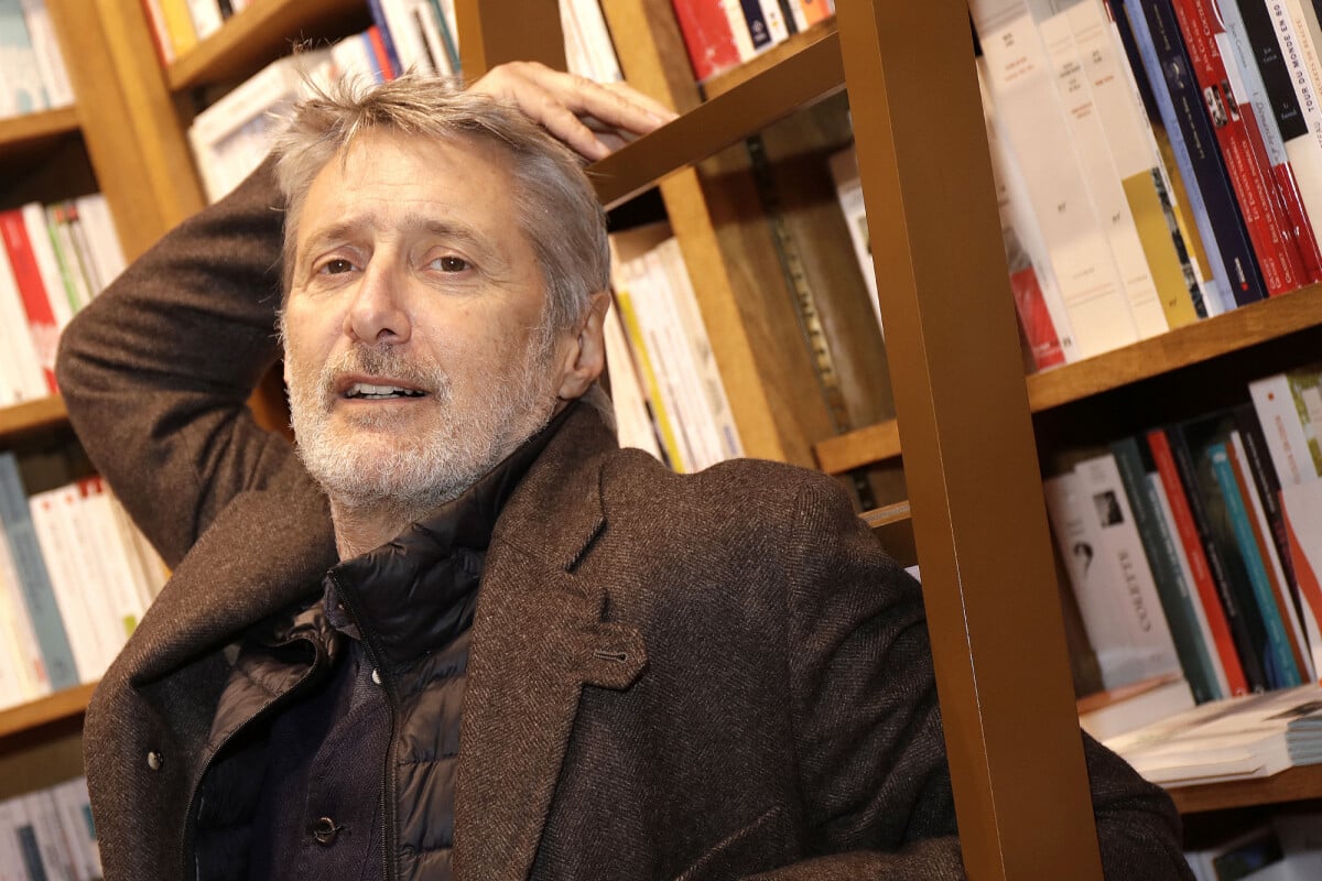 Photo : Portrait De Antoine De Caunes Lors De La Dédicace De Son Livre ...