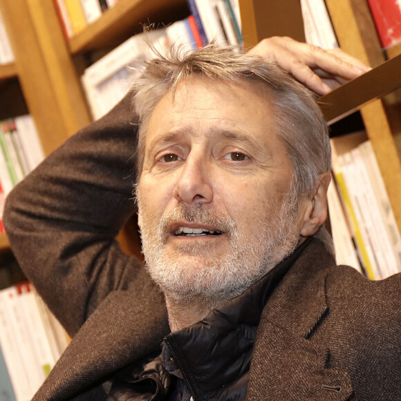 Portrait de Antoine de Caunes lors de la dédicace de son livre "Antoine de Caunes Perso". Le 9 décembre 2021 © Cédric Perrin / Bestimage