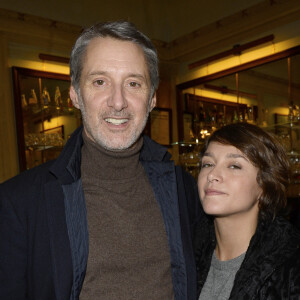 Antoine de Caunes et sa fille Emma de Caunes - People a la generale du nouveau spectacle de Francois-Xavier Demaison "Demaison s'évade" au Theatre Edouard VII a Paris.