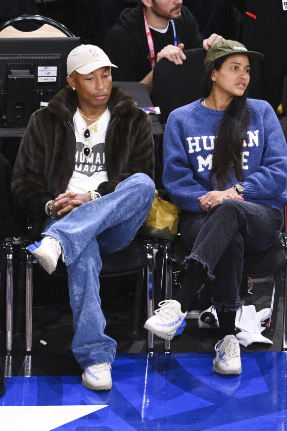 Pharrell Williams et sa femme Helen Lasichanh - People au match de Basketball Paris NBA 2023 entre les Pistons de Detroit et les Bulls de Chicago à l'Accor Arena Bercy le 19 janvier 2023.