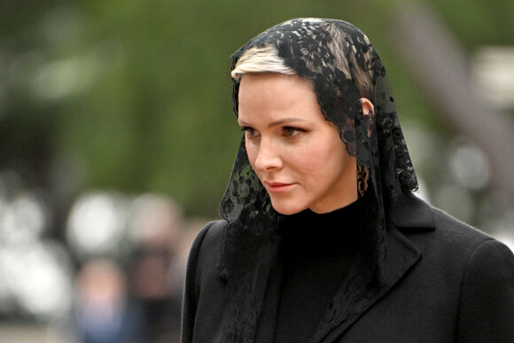 La princesse Charlene de Monaco - Arrivées aux obsèques de l'ancien archevêque de la principauté de Monaco, Bernard Barsi en la cathédrale de Monaco le 4 janvier 2023. © Bruno Bebert/Bestimage 