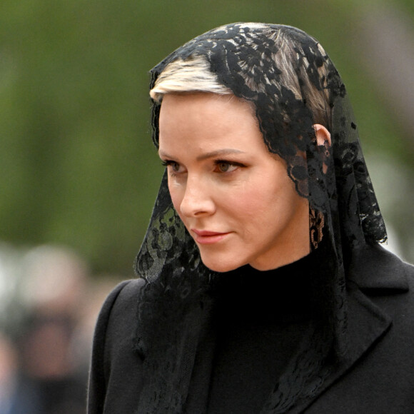La princesse Charlene de Monaco - Arrivées aux obsèques de l'ancien archevêque de la principauté de Monaco, Bernard Barsi en la cathédrale de Monaco le 4 janvier 2023. © Bruno Bebert/Bestimage 