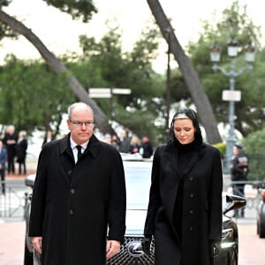 Le prince Albert II de Monaco et la princesse Charlene - Arrivées aux obsèques de l'ancien archevêque de la principauté de Monaco, Bernard Barsi en la cathédrale de Monaco le 4 janvier 2023. © Bruno Bebert/Bestimage 