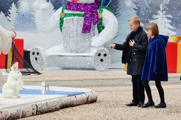 Le prince héréditaire Jacques de Monaco, La princesse Gabriella de Monaco lors du traditionnel arbre de Noël du palais princier à Monaco le 14 décembre 2022. Le couple princier et leurs enfants ont distribué cadeaux et friandises aux enfants monégasques, dans la cour du Palais. © Claudia Albuquerque / Bestimage 