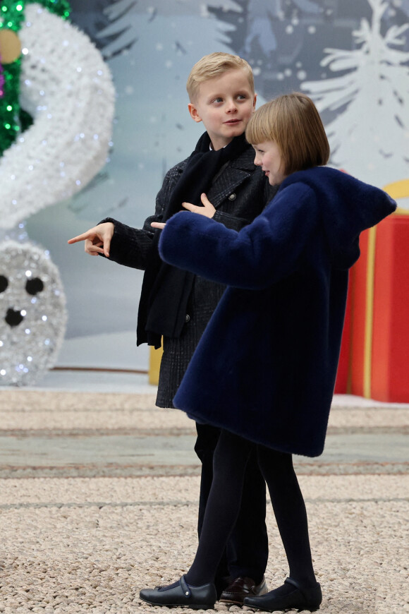 Le prince héréditaire Jacques de Monaco et La princesse Gabriella de Monaco lors du traditionnel arbre de Noël du palais princier à Monaco le 14 décembre 2022. Le couple princier et leurs enfants ont distribué cadeaux et friandises aux enfants monégasques, dans la cour du Palais. © Claudia Albuquerque / Bestimage 