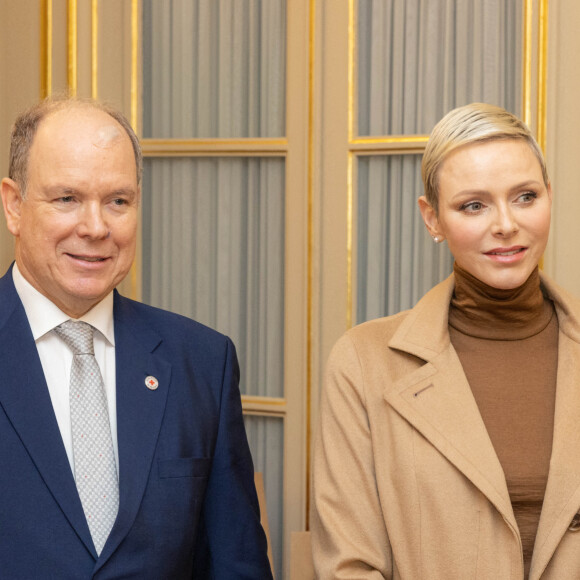 Le Prince Albert II et la princesse Charlène de Monaco assistent à la distribution des cadeaux de Noël de La Croix Rouge à Monte-Carlo, Monaco, le 13 décembre 2022. © Olivier Huitel/Pool Monaco/Bestimage 