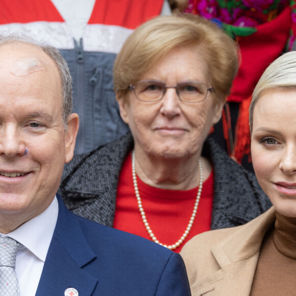 Le Prince Albert II et la princesse Charlène de Monaco assistent à la distribution des cadeaux de Noël de La Croix Rouge à Monte-Carlo, Monaco, le 13 décembre 2022. © Olivier Huitel/Pool Monaco/Bestimage 