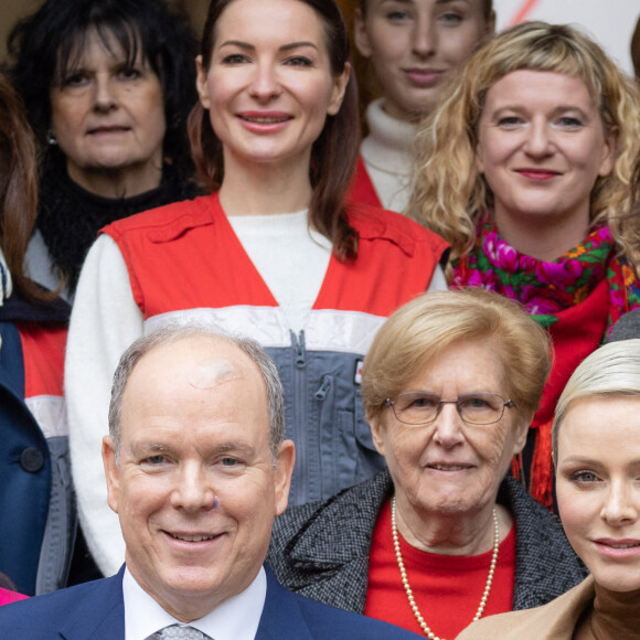 Le Prince Albert II et la princesse Charlène de Monaco assistent à la distribution des cadeaux de Noël de La Croix Rouge à Monte-Carlo, Monaco, le 13 décembre 2022. © Olivier Huitel/Pool Monaco/Bestimage 