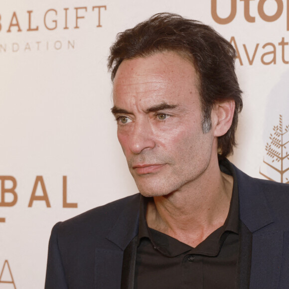 Anthony Delon - Photocall de la 10ème édition du "Global Gift Gala 2022" au Four Seasons Hotel George V à Paris le 19 novembre 2022. Ce traditionnel dîner de charité organisé chaque année par Thierry Martino qui en assure les Relations Publiques, a pour vocation de collecter des fonds en faveur de Global Gift Foundation et de Eva Longoria Foundation. Leur mission est de venir en aide aux femmes et aux enfants partout où cela est nécessaire, notamment en soutenant financièrement des projets associatifs ciblés permettant d'améliorer le quotidien des personnes en situation de précarité. Chaque année la Fondation Global Gift choisit également une association locale afin de lui reverser une part des bénéfices de la soirée. Cette année c'est l'association " Un Rien C'est Tout " présidée par Cécile Duffau qui a été choisie. Cette association défend 4 grandes causes qui sont : le droit à la dignité, l'enfance, la santé et l'environnement. En tout ce sont plus de 190 projets réalisés et près de 3 millions d'euros collectés depuis sa création en 2016. Outre Eva Longoria, de nombreux invités ont foulé le tapis rouge. Christophe Beaugrand et Béatrice Rosen ont endossé les rôles de Maitre et Maîtresse de Cérémonie. (En français pour lui, en anglais pour elle) Pour l'animation musicale, la Fondation a pu compter sur la présence de Camille Lellouche qui a subjugué l'assistance du Global Gift Gala en reprenant quelques-uns de ses succès, ainsi que de la participation surprise d'Hélène Segara qui est montée à l'improviste sur scène pour entonner son tube " Il y a trop de gens qui t'aiment " devant un parterre d'invités conquis. Une vente aux enchères s'est déroulée sous la houlette de Julien Brunie, DG de Christie's, dévoilant des lots d'exception tels qu'une peinture d'Auguste, l'artiste phare du french pop Art, un dîner avec Eva Longoria herself ... ou bien encore une sculpture de Richard Orlinski (qui a reçu le Global Gift Utopia Award des mains d'Eva Longoria récompensant ses engagements humanitaires, tout comme l'entrepreneur espagnol, Javier Garcia qui lui a reçu le Global Gift Philanthropreneur Award) La soirée a pu être imaginée grâce au soutien des sponsors UTOPIA Avatars, (Société basée sur l'écosystème NFT utilisant la puissance de la blockchain pour amplifier sa mission de sensibilisation à la construction d'un monde plus éthique) ainsi que de la marque de bijoux APM Monaco qui a, pour l'occasion, paré Eva Longoria de magnifiques créations. Quant au diner, signé Christian Le Squer, Chef étoilé du restaurant " Le Cinq ", il fut sublimé grâce aux vins Château Enclos Haut Mazeyres, Appellation POMEROL, et les champagnes BOLL&Cie. © Christophe Aubert via Bestimage 