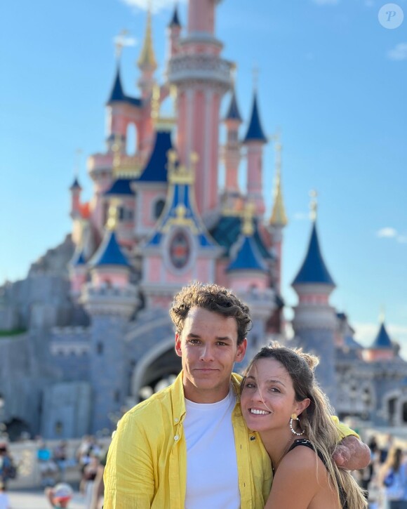 Théo Curin et sa compagne à Disneyland Paris.