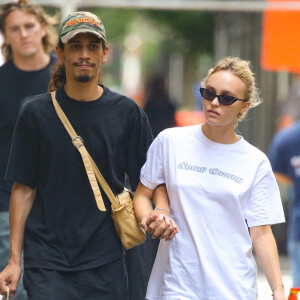 Exclusif - Lily-Rose Depp et son compagnon Yassine Stein se promènent en amoureux à New York le 13 septembre 2022. 