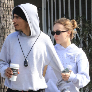 Lily Rose Depp et son compagnon Yassine Stein sont allés prendre un café à emporter dans les rues de Los Angeles. Le 1er avril 2022 