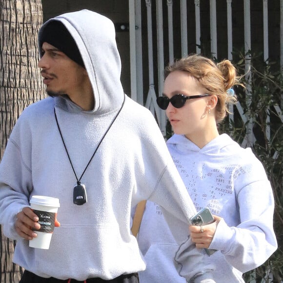 Lily Rose Depp et son compagnon Yassine Stein sont allés prendre un café à emporter dans les rues de Los Angeles. Le 1er avril 2022 