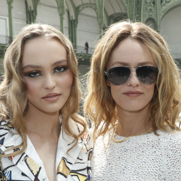 Lily-Rose Depp et sa mère Vanessa Paradis - Les célébrités au photocall du défilé "Chanel Cruise Collection 2020" au Grand Palais. Paris, le 3 mai 2019. © Olivier Borde/Bestimage 