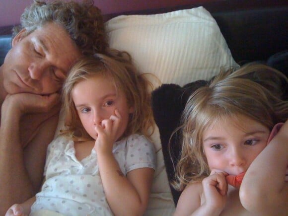 Denis Brogniart a dévoilé le 22 janvier 2023 une tendre photo de ses jumelles Lili et Violette pour leur 18e anniversaire.