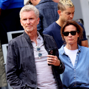 Denis Brogniart et sa femme Hortense dans les tribunes des internationaux de France de Roland Garros à Paris le 30 mai 2022.