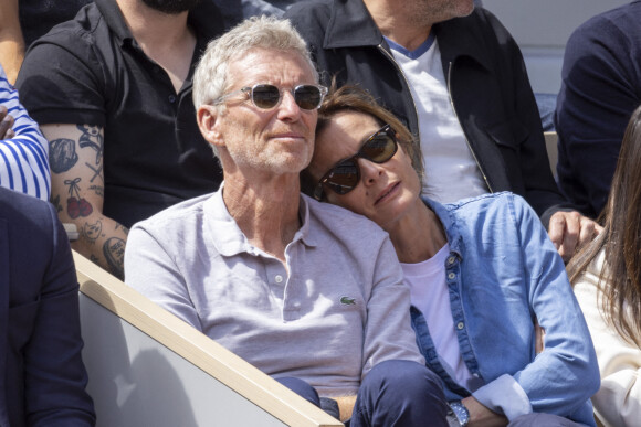 Denis Brogniart et sa femme Hortense dans les tribunes des internationaux de France de Roland Garros à Paris le 30 mai 2022