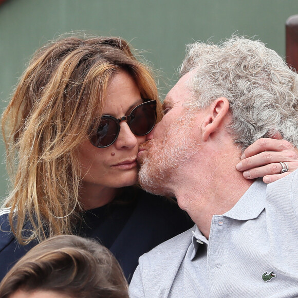 Denis Brogniart et sa femme Hortense dans les tribunes des internationaux de tennis de Roland Garros à Paris, jour 3, le 29 mai 2018