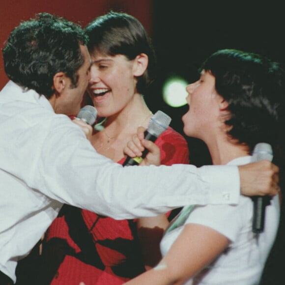 Julien Clerc avec ses filles Angèle et Jeanne au palais des sports à Paris en 1997