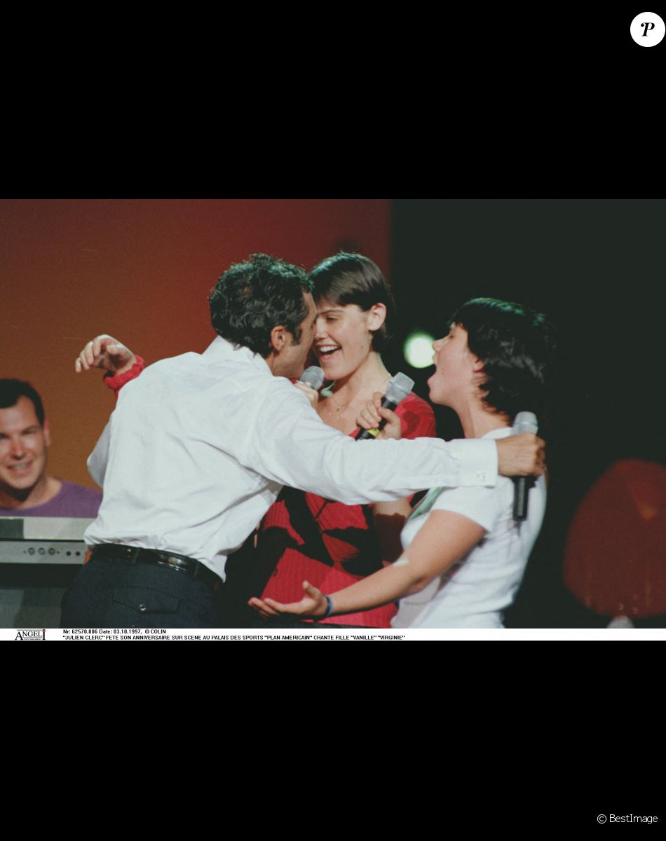 Julien Clerc avec ses filles Angèle et Jeanne au palais des sports à Paris en 1997