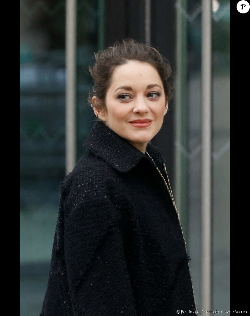 Marion Cotillard - Défilé Chanel Haute Couture printemps/été 2023 lors de la Fashion week à Paris le 24 janvier 2023. © Christophe Clovis / Veeren / Bestimage