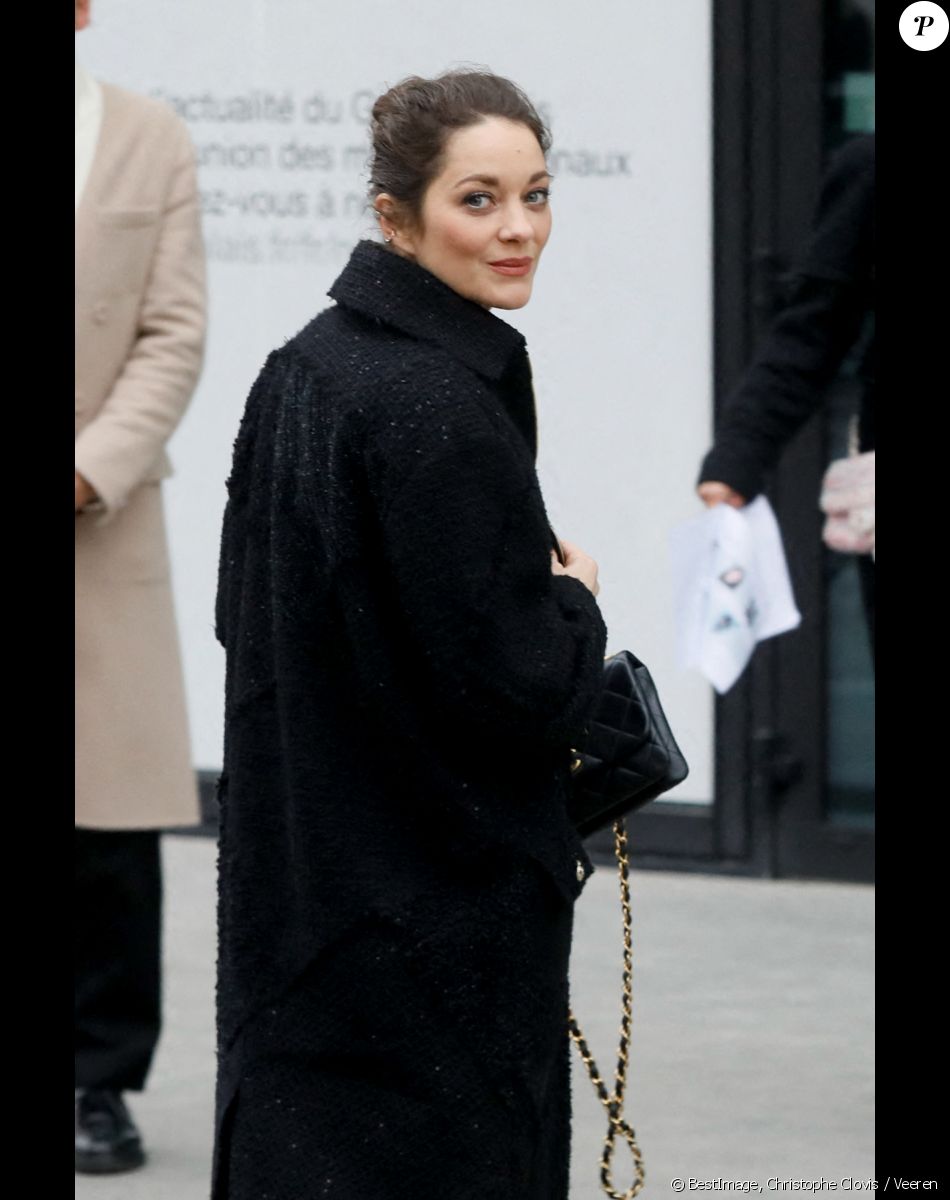 Marion Cotillard - Défilé Chanel Haute Couture printemps/été 2023 lors de la Fashion week à Paris le 24 janvier 2023. © Christophe Clovis / Veeren / Bestimage
