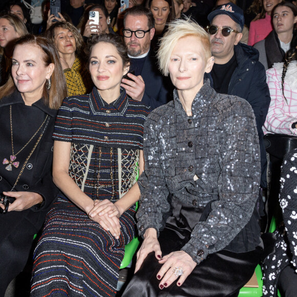 Carole Bouquet, Marion Cotillard et Tilda Swinton - Défilé Haute-Couture Chanel au Grand Palais Éphémère lors de la Fashion Week printemps-été 2023 de Paris, le 24 janvier 2023. © Olivier Borde/Bestimage