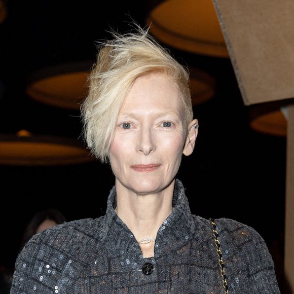 Tilda Swinton - Défilé Haute-Couture Chanel au Grand Palais Éphémère lors de la Fashion Week printemps-été 2023 de Paris, le 24 janvier 2023. © Olivier Borde/Bestimage