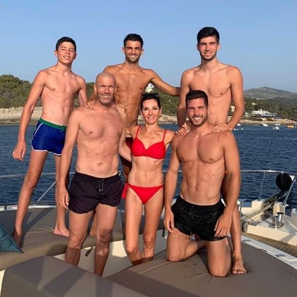 Zinédine Zidane pose avec sa femme Véronique et leurs quatre fils, Elyaz, Enzo, Théo et Luca au cours de vacances en famille à Ibiza. Instagram, le 5 juillet 2019.