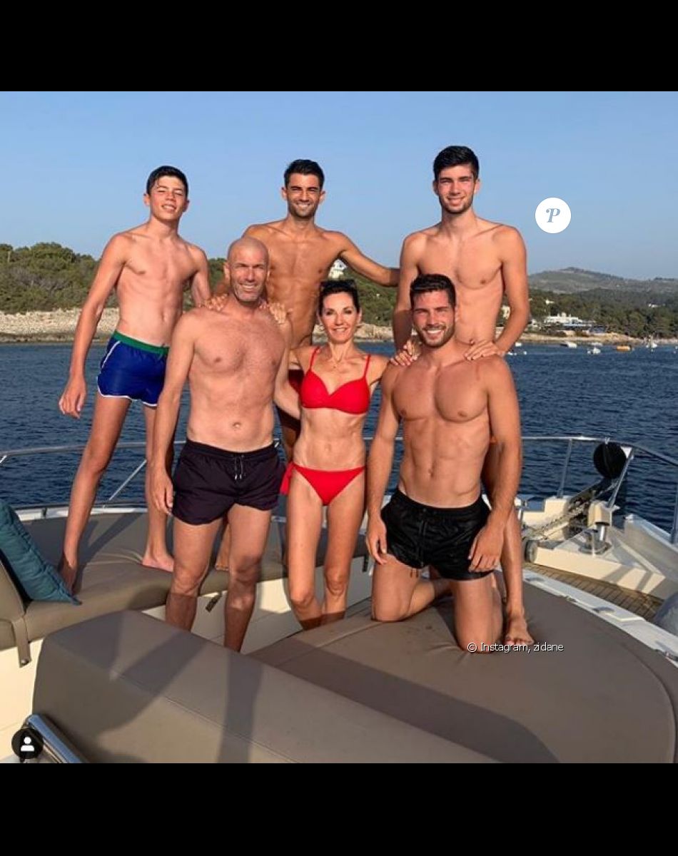 Zinédine Zidane pose avec sa femme Véronique et leurs quatre fils, Elyaz, Enzo, Théo et Luca au cours de vacances en famille à Ibiza. Instagram, le 5 juillet 2019.
