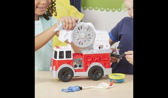 Jouer aux pompiers devient encore plus fun avec ce jouet pâte à modeler Play-Doh Wheels le camion de pompier