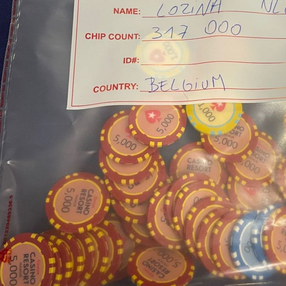 Nikola Lozina joue au poker.