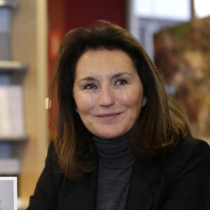 Cecilia Attias présente son livre "Une Envie de Verite" lors d'une séance de dédicaces à la librairie Filigrannes a Bruxelles en Belgique le 6 décembre 2013.