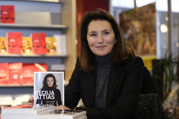 Cecilia Attias présente son livre "Une Envie de Verite" lors d'une séance de dédicaces à la librairie Filigrannes a Bruxelles en Belgique le 6 décembre 2013.