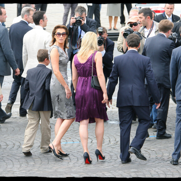 Cécilia ex-épouse Sarkozy et sa fille Jeanne-Marie Martin, son fils Louis et Nicolas Sarkozy lors du défilé du 14 juillet 2007