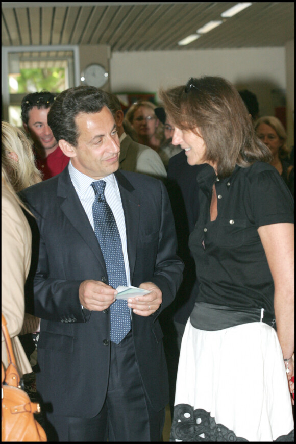 Nicolas Sarkozy et son épouse de l'époque Cécilia allant voter à Neuilly en 2007