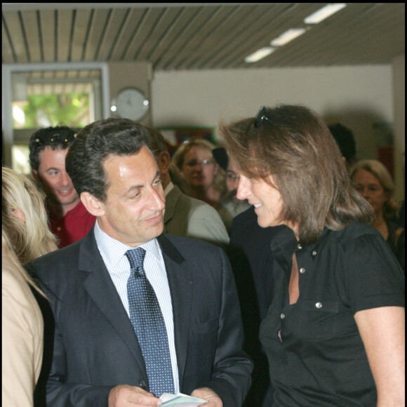 Nicolas Sarkozy et son épouse de l'époque Cécilia allant voter à Neuilly en 2007