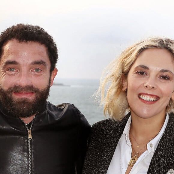 Guillaume Gouix et sa compagne Alysson Paradis au photocall en extérieur du film "Amore mio" lors du Festival International du Film de Saint-Jean-de-Luz le 7 octobre 2022. © Patrick Bernard / Bestimage 