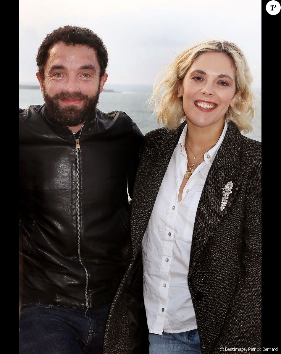 Guillaume Gouix et sa compagne Alysson Paradis au photocall en extérieur du film "Amore mio" lors du Festival International du Film de Saint-Jean-de-Luz le 7 octobre 2022. © Patrick Bernard / Bestimage