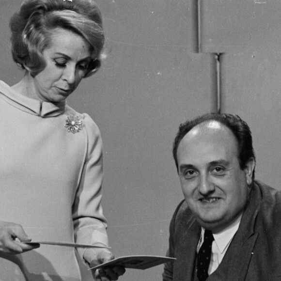 En France, à Paris, sur le plateau de l'émission "Monsieur Cinéma", Danielle Darrieux et Pierre Tchernia. Le 20 février 1968 © Bernard Leguay via Bestimage
