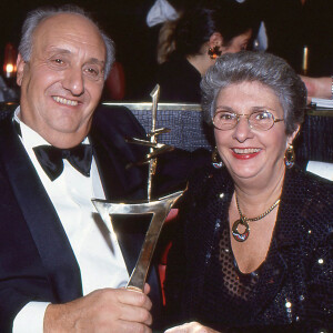 Archives - Pierre Tchernia et sa femme Françoise lors de la soirée des 7 d'Or à Paris le 18 décembre 1990.