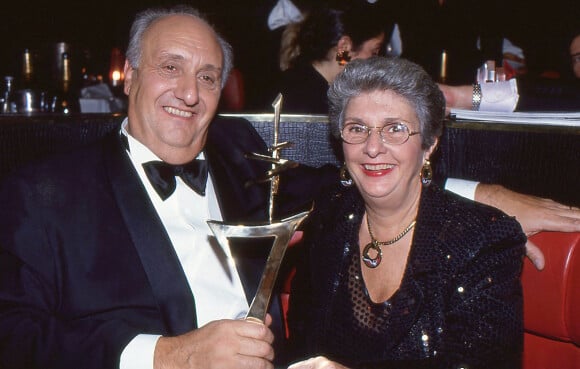 Archives - Pierre Tchernia et sa femme Françoise lors de la soirée des 7 d'Or à Paris le 18 décembre 1990.