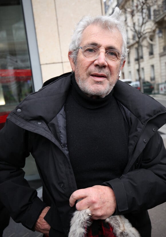 Exclusif - Michel Boujenah - Les célébrités quittent les studios de RTL après l'émission "Les Grosses Têtes" à Paris le 24 janvier 2023.