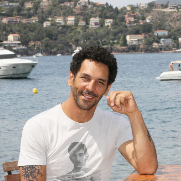 Exclusif - Tomer Sisley tourne le téléfilm "Comme mon fils" (TF1) à Théoule-sur-Mer, le 27 juillet 2022.