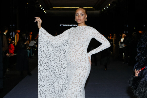 Alicia Aylies (enceinte) (Miss France 2017) - People au défilé de mode Haute-Couture "Stéphane Rolland" au Théâtre de Chaillot lors de la fashion week à Paris. Le 24 janvier 2023 © Veeren-Christophe Clovis / Bestimage 