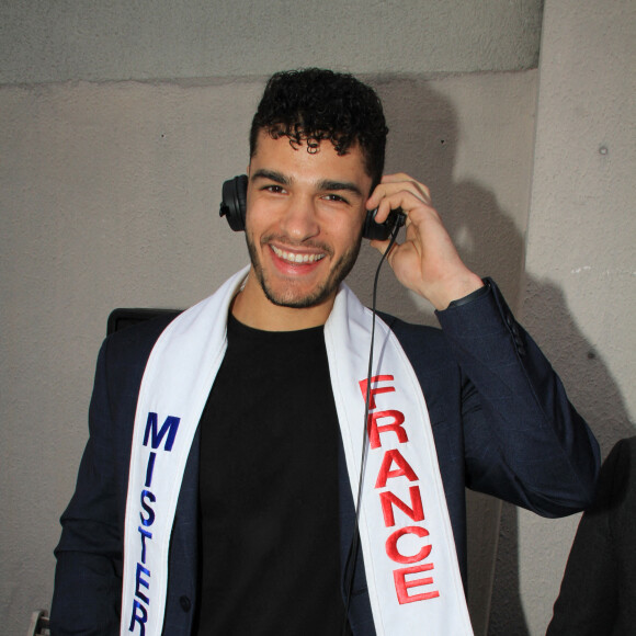 Lenny Tabourel, Mister France 2022 - Cocktail de lancement de la baguette solidaire par l'association "Respect pour Tous" de J.Bellet à La Terrasse à Paris. J.Bellet a annoncé ce lundi, sa collaboration avec plusieurs boulangers de France qui soutiennent le mannequin dans sa campagne. Le fruit de cette collaboration permettra la vente d'une baguette baptisée " Respect pour tous " qui sera désormais commercialisée à partir du 20 avril et durant 1 mois dans plusieurs boulangeries de France. À chaque baguette vendue, 10 centimes seront ainsi reversés aux profits d'une association qui milite contre le harcèlement et les discriminations. Le 20 avril 2022 © Baldini / Bestimage